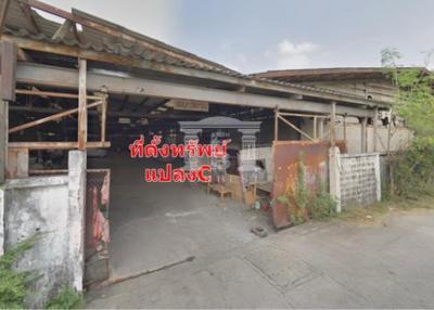 The factory is only 100 meters away from Phetkasem . There are 4 factories available for sale at a special price. Land area 17-2-30 rai. (6.9 acre