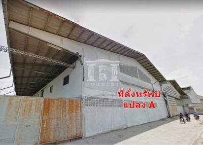 The factory is only 100 meters away from Phetkasem . There are 4 factories available for sale at a special price. Land area 17-2-30 rai. (6.9 acre