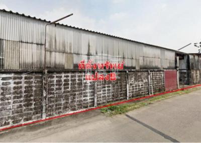 The factory is only 100 meters away from Phetkasem . There are 4 factories available for sale at a special price. Land area 17-2-30 rai. (6.9 acre