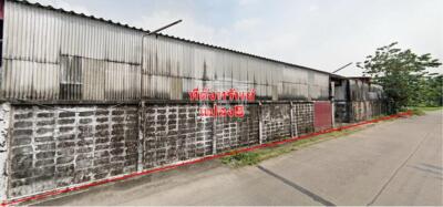 The factory is only 100 meters away from Phetkasem . There are 4 factories available for sale at a special price. Land area 17-2-30 rai. (6.9 acre