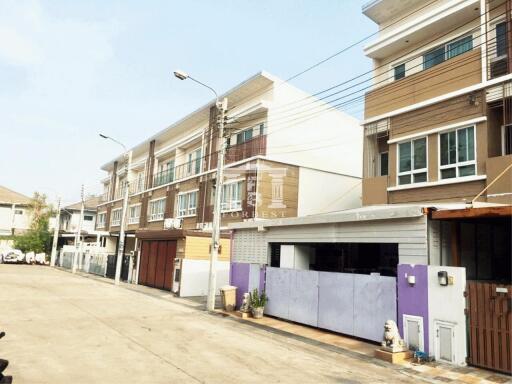 90589 - Townhome for sale, 3 floors, 1 unit, Village City Pattanakarn Village, near Pattanakarn Expressway.