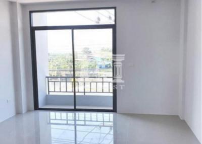 90061 - Townhome for sale, Rangsit Khlong 5, new condition, 3 floors, 3 bedrooms, special price.