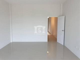 90061 - Townhome for sale, Rangsit Khlong 5, new condition, 3 floors, 3 bedrooms, special price.