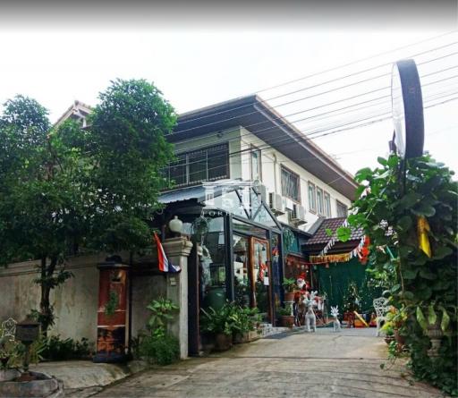 42818 - 2-story detached house for sale, prime location in Samsen area, Rama 6, near BTS Sanam Pao.