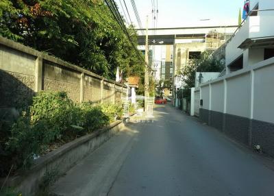 32437 - Land with house. Bangkok-Nonthos Road, only 30 meters from MRT Bang Son Station, area 325.90 sq wa
