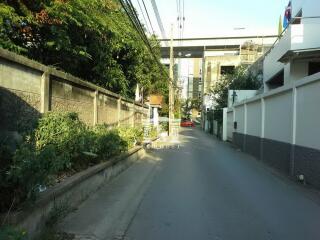 32437 - Land with house. Bangkok-Nonthos Road, only 30 meters from MRT Bang Son Station, area 325.90 sq wa