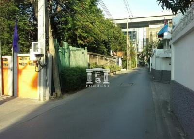 32437 - Land with house. Bangkok-Nonthos Road, only 30 meters from MRT Bang Son Station, area 325.90 sq wa