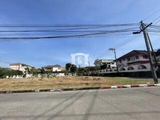 41195 - Empty land for sale in Napalai Village, area 582 square wa, Sukhumvit Road 70/3, entering the alley 300 meters.