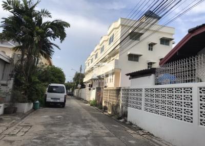 40182 Land + house, suitable for building a home office, size 68x15 m. Lat Phrao 105 Happyland Market Near Lat Phrao BTS Station