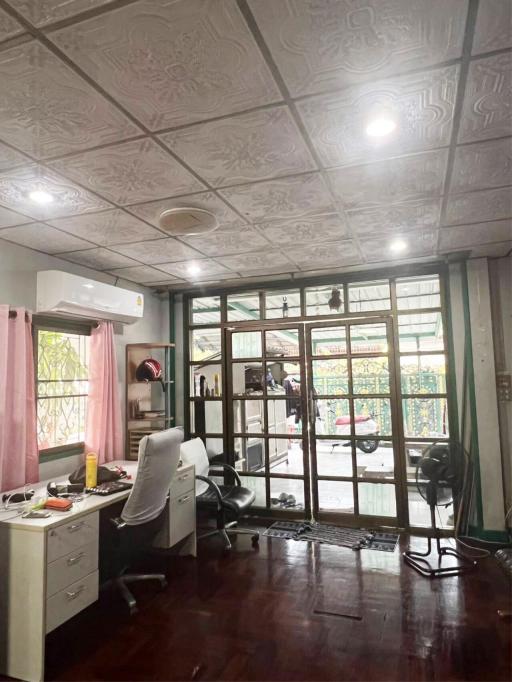 42943 - Single house for sale, 41 sq m, Sukhumvit 60, 700 meters into the alley, near BTS Bang Chak.
