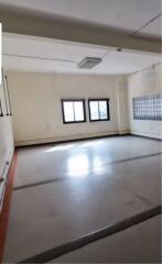39602 Office building 1,700 sq m. Lat Phrao 71 Nakniwat ready for use.