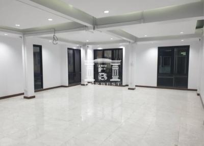 41929 - Office building for sale Kasemrad Road, Rama 4, near Channel 3, area 22 square wah