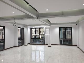 41929 - Office building for sale Kasemrad Road, Rama 4, near Channel 3, area 22 square wah