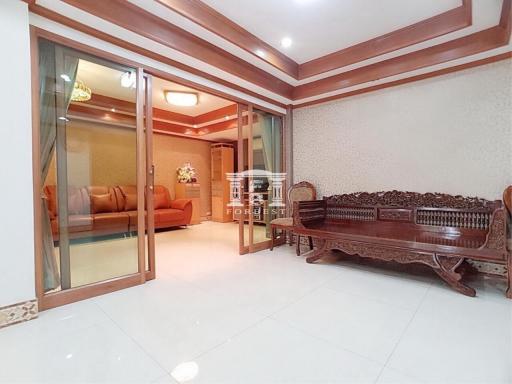42443 - Beautiful house for sale in the heart of the city, near MRT Cultural Center. Asoke Din Daeng Road, area 60 sq m.