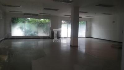 39824 Office/factory building for sale, Soi Wachiratham Sathit 38, 5 floors high, area 1-1-8 rai.