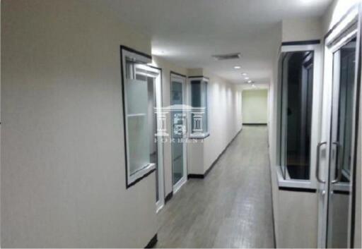 42175 - Office space for sale in the Jewelery Center building near BTS Chong Nonsi, area 553 sq m.