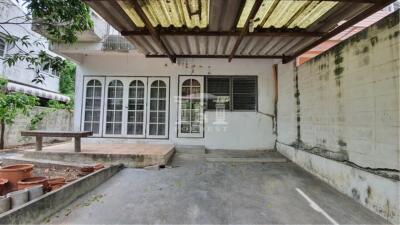 39978 2-story detached house for sale, 45 sq m, in Thaworn Niwet Village, near BITEC, opposite Berkeley International School.