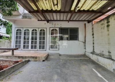 39978 2-story detached house for sale, 45 sq m, in Thaworn Niwet Village, near BITEC, opposite Berkeley International School.