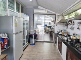 90618 - Single house for sale, Den Thong Village, Watcharaphon Village, corner house, good feng shui.