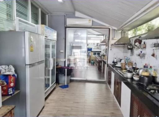 90618 - Single house for sale, Den Thong Village, Watcharaphon Village, corner house, good feng shui.