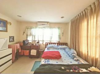 90618 - Single house for sale, Den Thong Village, Watcharaphon Village, corner house, good feng shui.