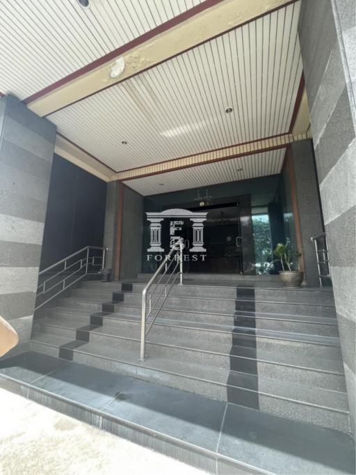 42139 - Office building, 3 floors high, next to Ratchadaphisek Road, near BTS Phahon Yothin, area 131 square meters.