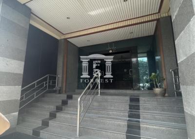 42139 - Office building, 3 floors high, next to Ratchadaphisek Road, near BTS Phahon Yothin, area 131 square meters.
