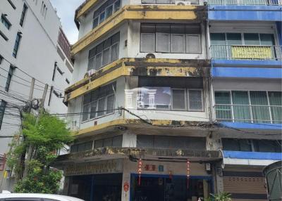 90779 - Commercial building for sale, 4 floors + rooftop, area 26 sq m., Rong Mueang, Banthat Thong.