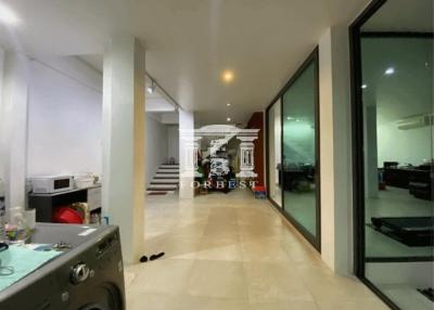 41744 - Commercial building for sale, 4 floors, 3 units connected together, Sukhumvit 30, area 31.20 square wah.