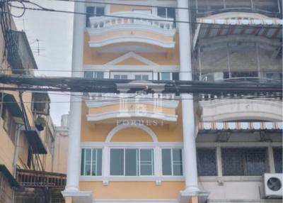 40974 - Commercial building for sale, 4.5 floors, 1 unit, next to Chokchai 4, near Paolo Hospital, good location, spacious room 4.5x 24 m., cheap price.