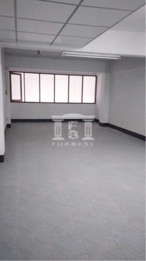 40974 - Commercial building for sale, 4.5 floors, 1 unit, next to Chokchai 4, near Paolo Hospital, good location, spacious room 4.5x 24 m., cheap price.