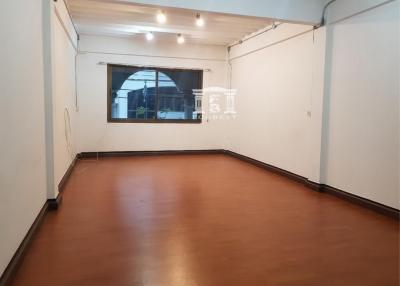 42674 - Commercial building for sale with tenant near BTS Punnawithi.