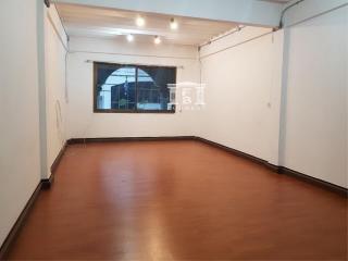 42674 - Commercial building for sale with tenant near BTS Punnawithi.