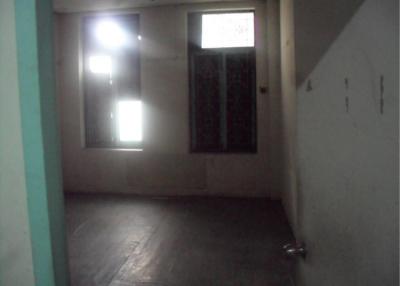 31632 - Opening the city, tourist location Commercial building in Songwat area Suitable for a hostel