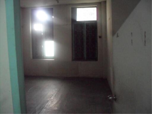 31632 - Opening the city, tourist location Commercial building in Songwat area Suitable for a hostel