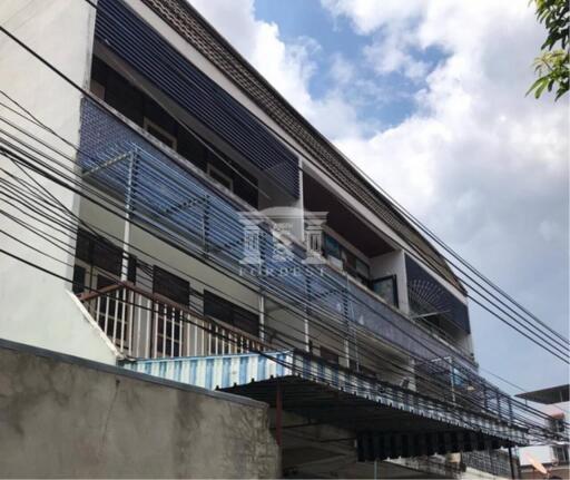 39982 - Commercial building for sale, 2 units, 24 sq wah, Ban Khaek intersection, near MRT Itsaraphap Station.