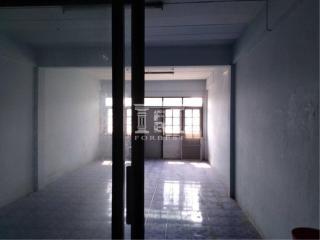 90127 - Commercial building for sale, 3.5 floors, 2 units, area 37.2 square wah, Rattanathibet Road.