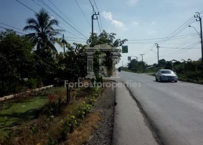 35019 - Land next to Ruam Phatthana-Suwinthawong Road, area 19 rai.