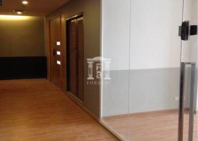 35403-Office building for sale, Sukhumvit Soi 4, area 300 sq m.