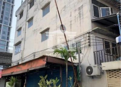 41373-4-storey commercial building for sale, next to Phatthanakan On Nut, good location, corner plot, trading location.