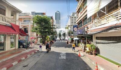 42122 - Commercial building for sale, 3.5 floors, area 31.4 sq wa, Silom Road.