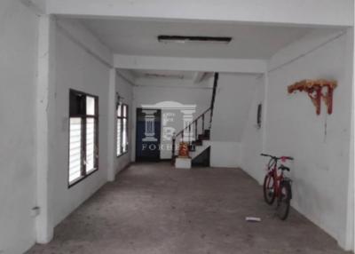 40134 - Commercial building for sale. Next to Prasat Court, Suan Phlu, next to LPN, suitable for making a room for rent.