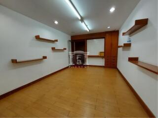 40492 - Condo for sale State Tower Silom, 3 bedrooms, 204 sq m, selling below appraisal.