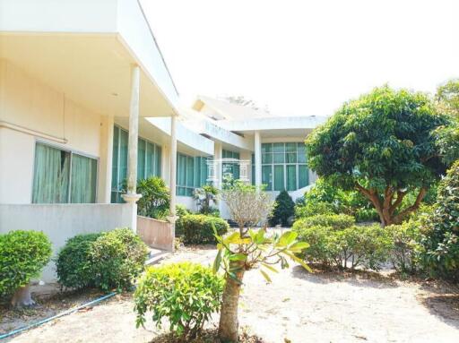 43373 - Land for sale with a large house, area 2-2-29 rai, Sriracha, Chonburi.