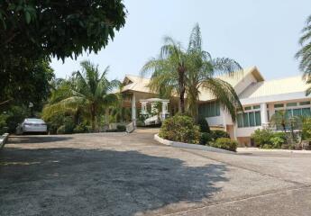 43373 - Land for sale with a large house, area 2-2-29 rai, Sriracha, Chonburi.