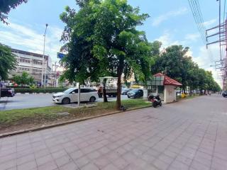 43382 - Land for sale with apartment, area 120 sq w, next to Phetkasem Road, entrance to Soi 67.