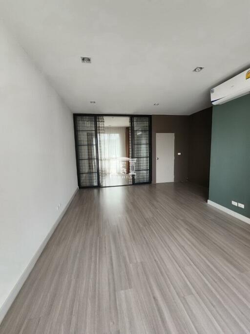 90802 - Townhome for sale, Ramintra-Wongwaen. Near the Pink Line MRT, expressway, area 29.10 sq w.