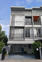 90802 - Townhome for sale, Ramintra-Wongwaen. Near the Pink Line MRT, expressway, area 29.10 sq w.