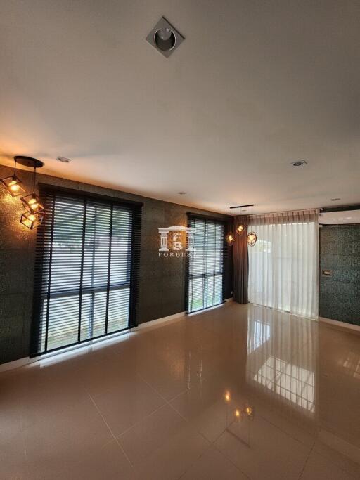 90802 - Townhome for sale, Ramintra-Wongwaen. Near the Pink Line MRT, expressway, area 29.10 sq w.