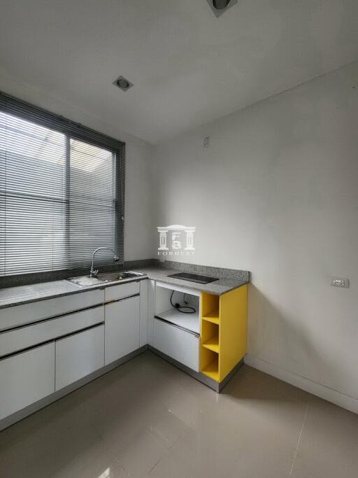 90802 - Townhome for sale, Ramintra-Wongwaen. Near the Pink Line MRT, expressway, area 29.10 sq w.